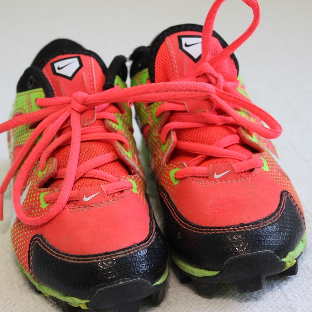 Nike Girls Youth Size 1 TBall/Softball Cleats